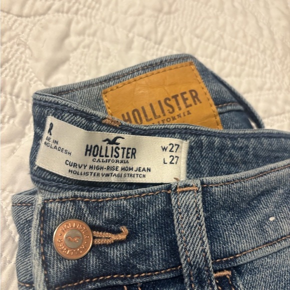 Hollister Curvy High-Rise Mom Jeans - Picture 2 of 9